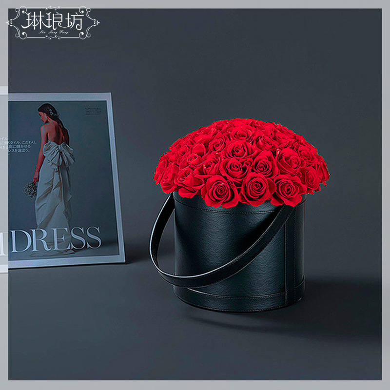 Cubo de cuero de diseño floral de arreglo de flores secas de alta gama Cubo de cuero portátil redondo con flores que abren caja de regalo de cebada