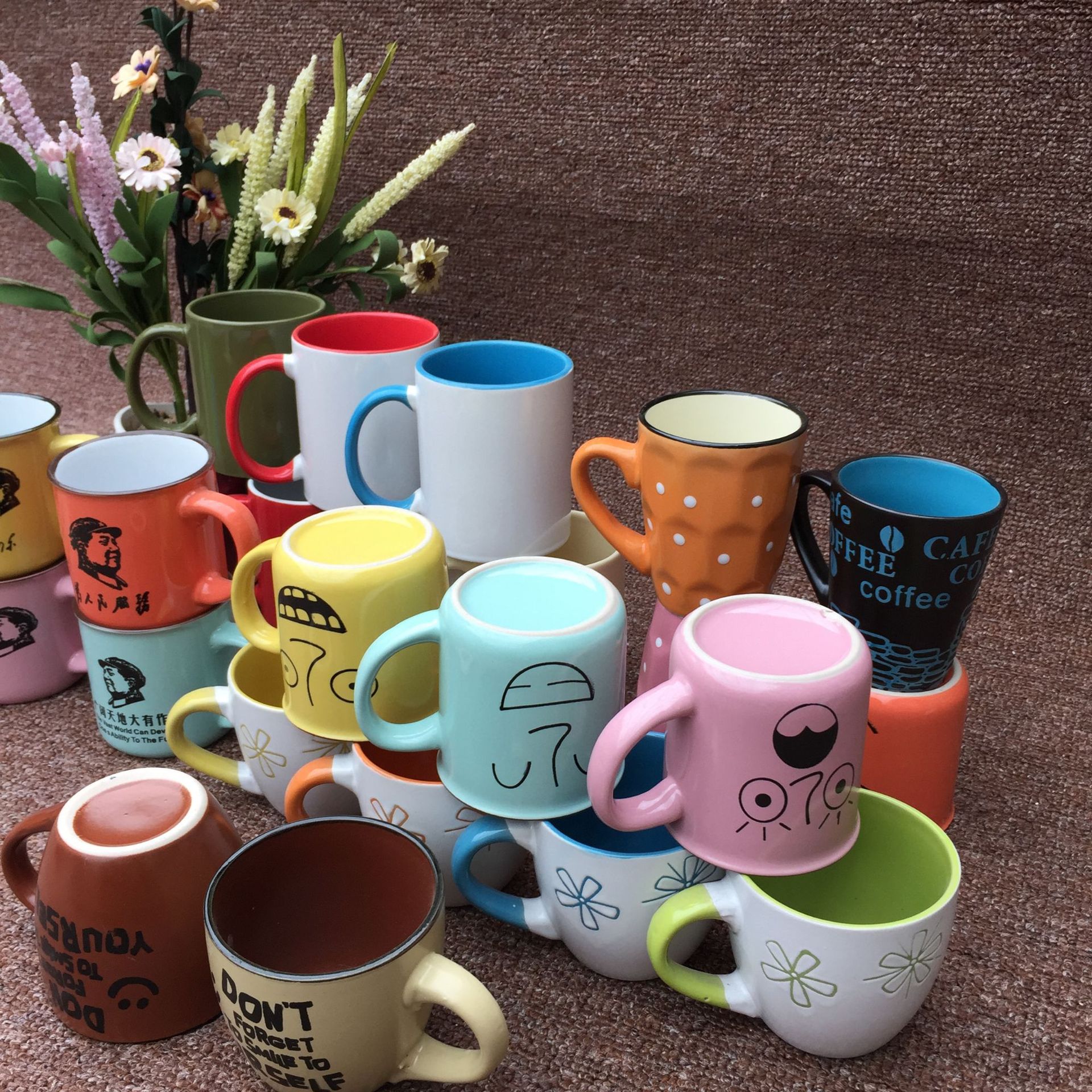 Taza de cerámica Taza de cerámica de tendencia de personalidad creativa para hombres y mujeres Oficina creativa Taza de agua potable Cerámica Tienda de dos yuanes