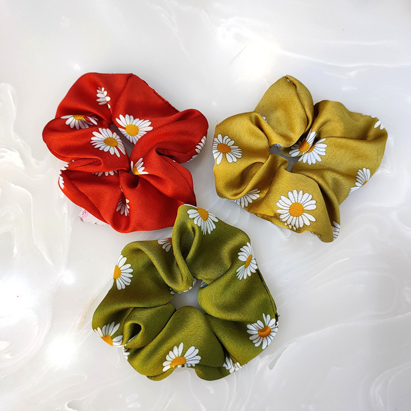 Korean Hair Scrunchies Fashion Daisy Large Intestine Wide Side Simple High-end Fabric Elastic Band Fashion Fairy Hair Rope Wholesale Nihaojewelry display picture 5