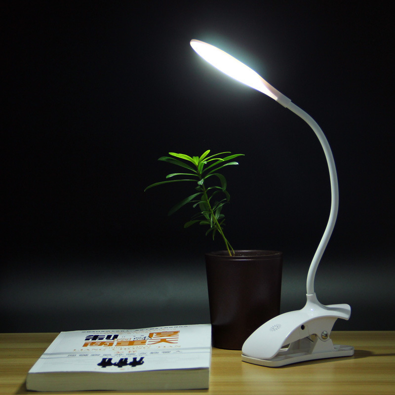 Taobao Venta caliente simple moderno LED lámpara de mesa nueva exótica USB carga clip libro lámpara dormitorio lámpara generación