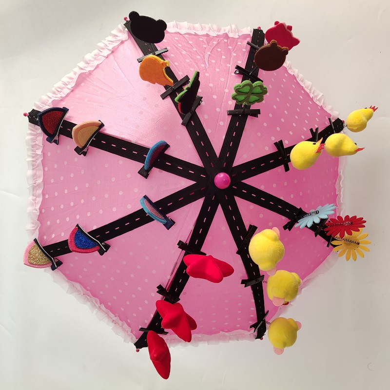 Las pequeñas actividades de microempresas empujan el código de escaneo para enviar regalos debajo de la línea roja en línea, regalos prácticos, pequeños drenadores, artefactos creativos