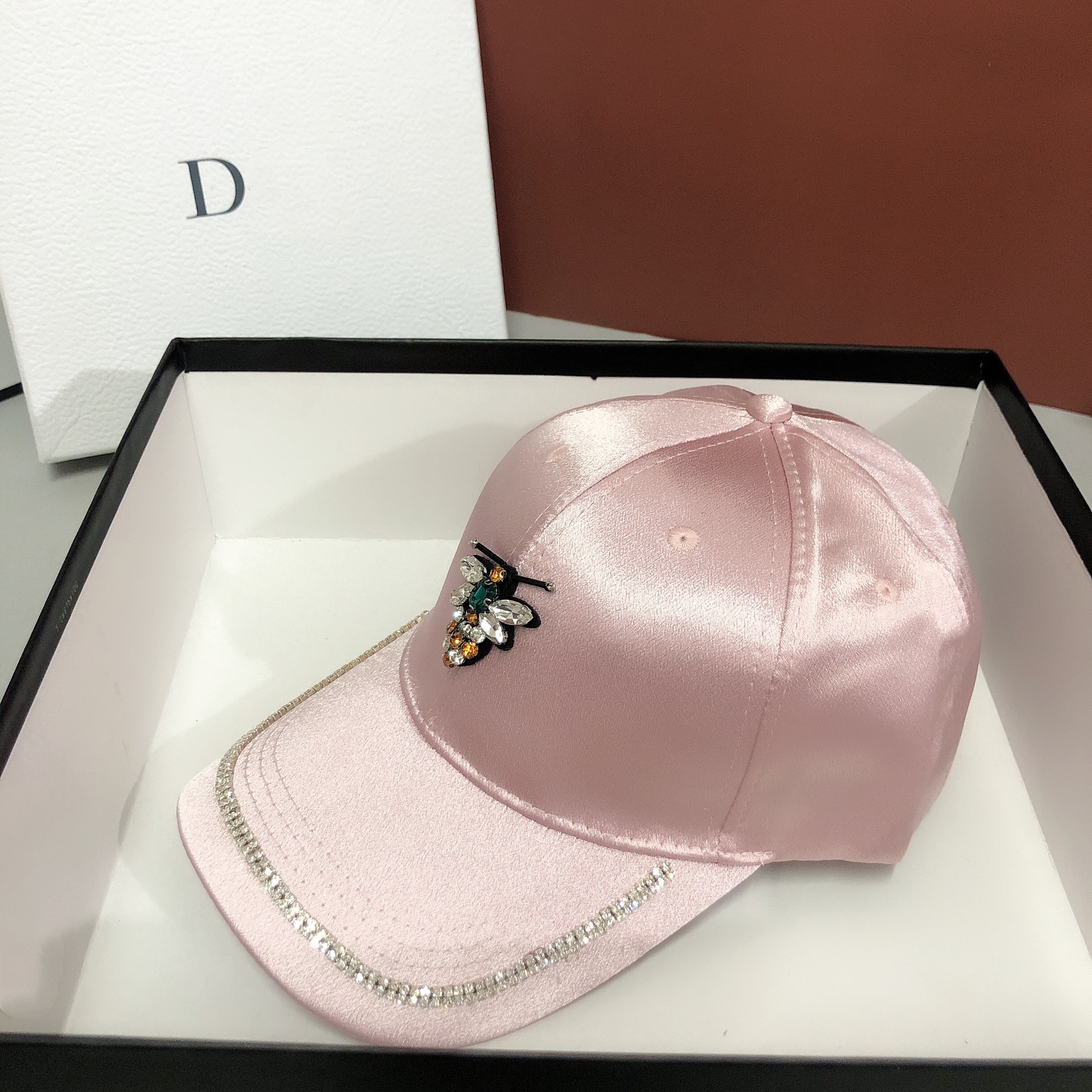 Damen Baseball Cap Aus Satin Mit Biene Und Strassbesatz_voghion.com