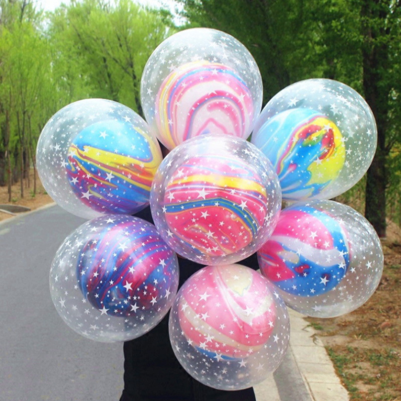 Las pequeñas actividades de microempresas empujan el código de escaneo para enviar regalos debajo de la línea roja en línea, regalos prácticos, pequeños drenadores, artefactos creativos