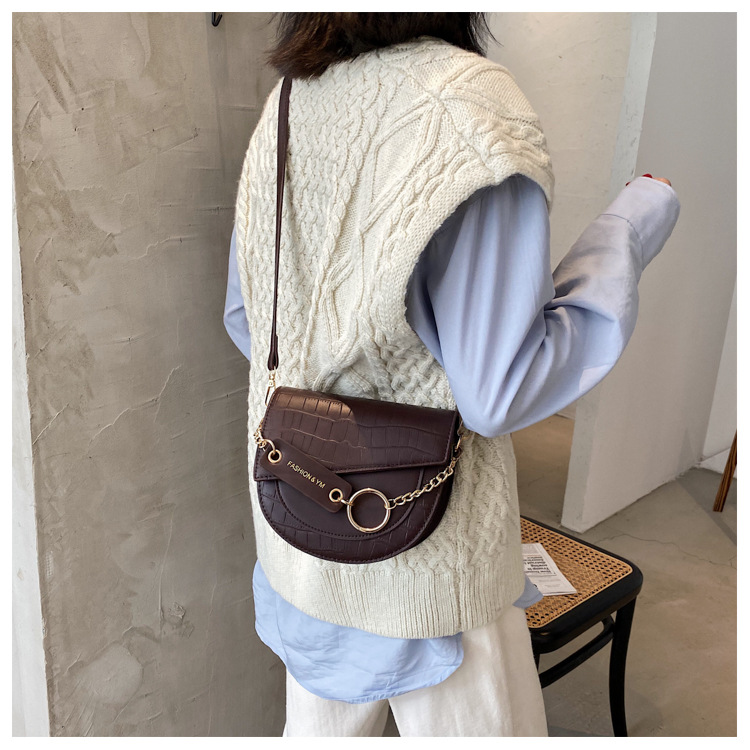 Korean Chain Solid Color Saddle Bag display picture 11