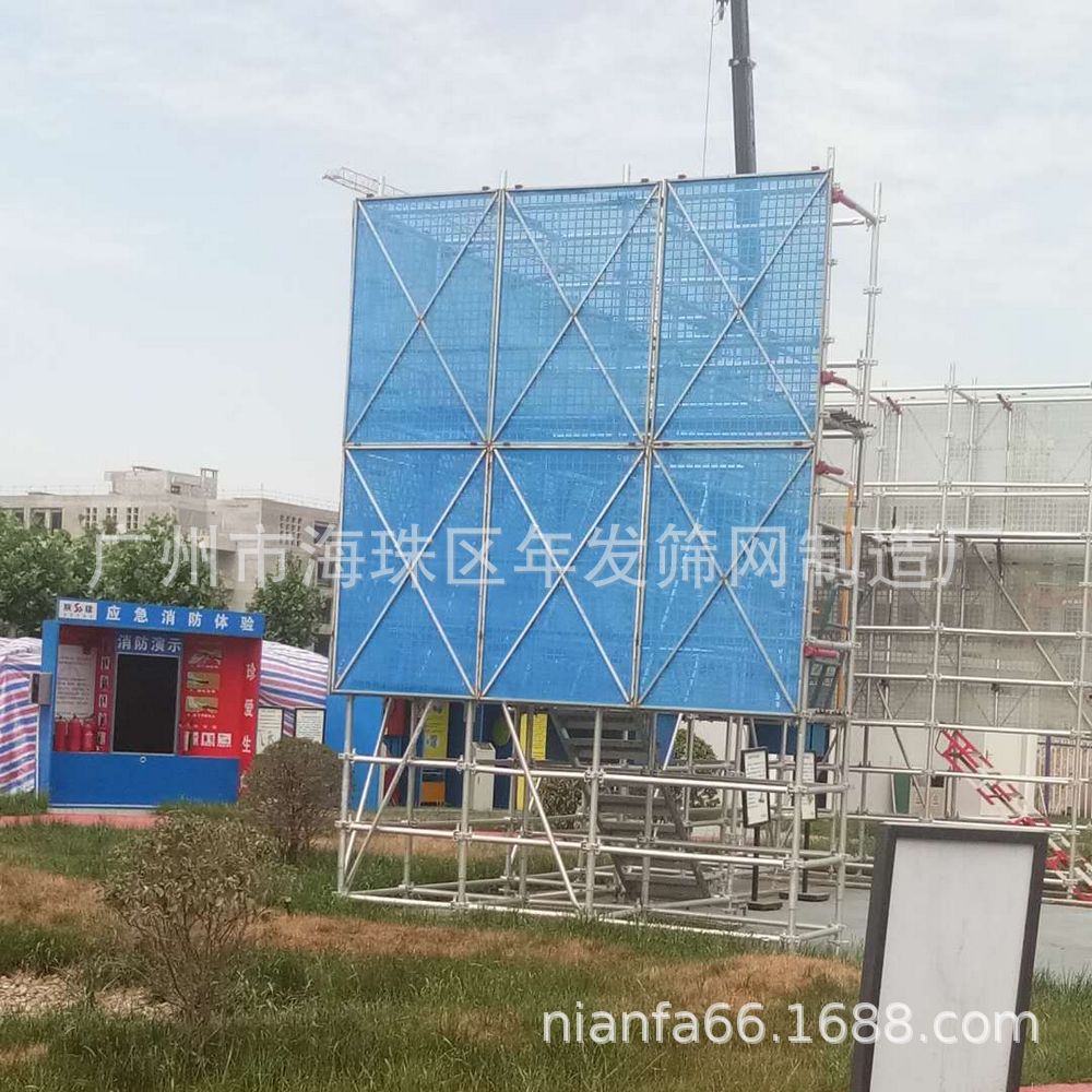广东工厂附着式升降脚手架网装配式建筑爬架网冲孔板米字架安全网