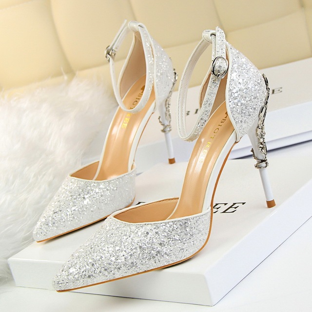 European and American sexy hollow women’s shoes with metal decoration， high heel， shallow mouth， pointed Sequin， 