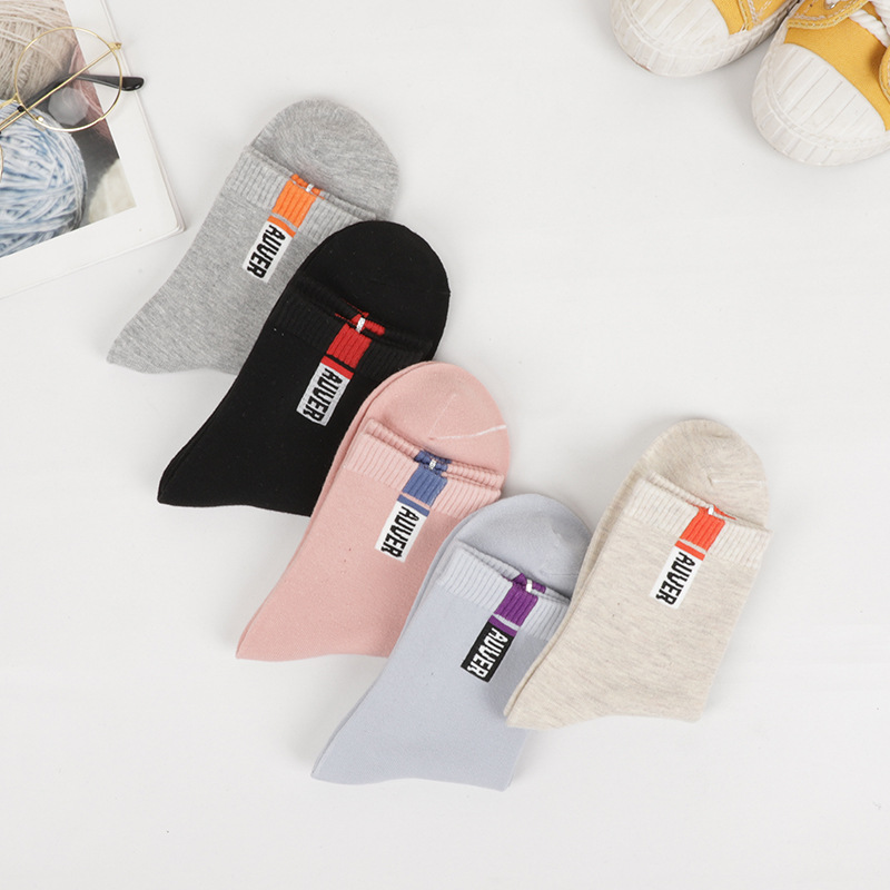 新款日系潮袜批发女士秋冬季中筒纯棉袜子透气吸汗字母加厚款袜子