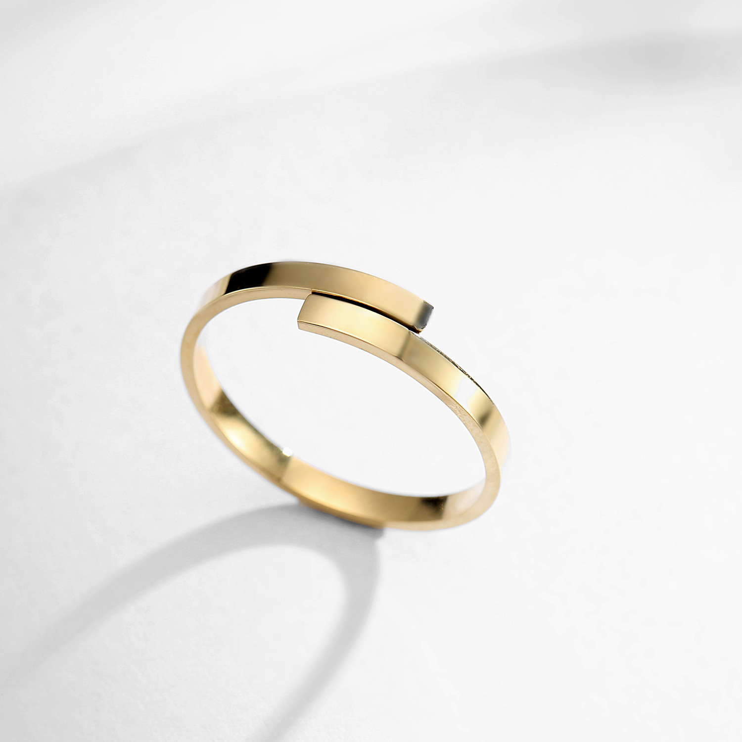 70020 Europäischer Und Amerikanischer Neuer Stilvoller Einfacher Glänzter Ring Mit 18 Karat Gold Vergoldeter Offener Ring Edelstahl Paar Ring display picture 4