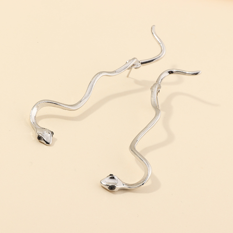 New Retro Fashion Snake-shaped Earrings Texture Silver Diamond Curved Earrings For Women Wholesale display picture 11