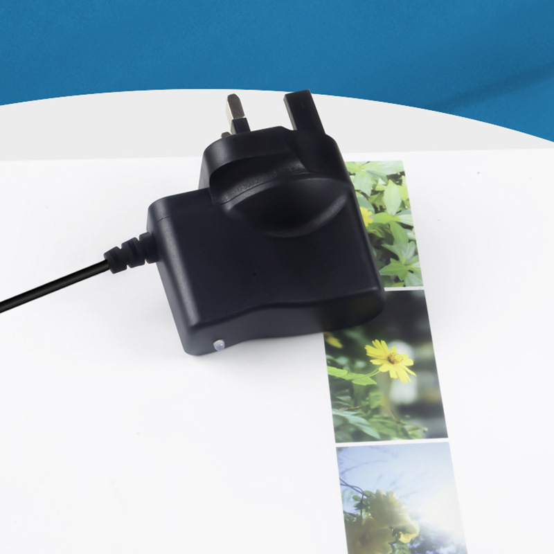 厂家直销 18650锂电池英规充电器 手电筒中东迪拜充电器 转灯