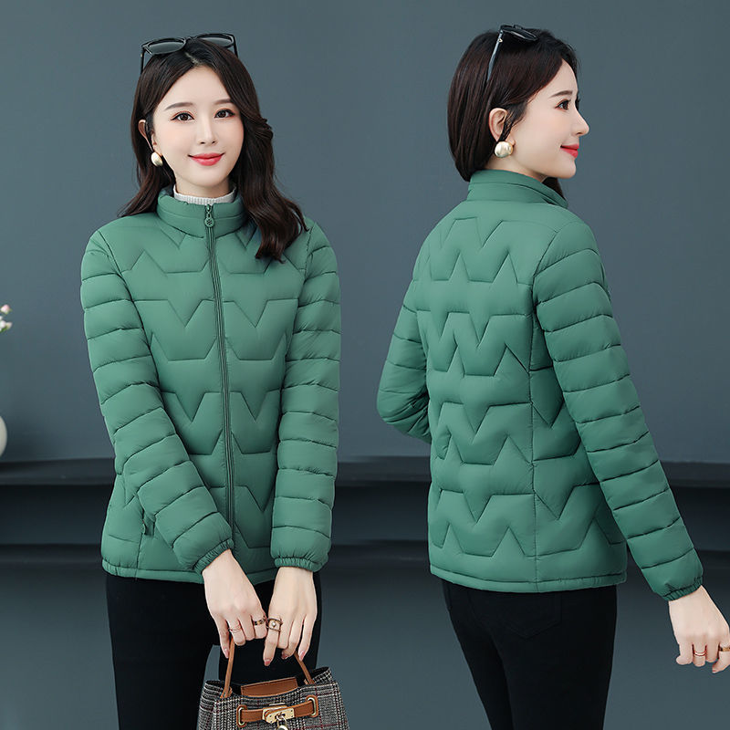 Ropa de mujeres de mediana edad otoño invierno ropa de algodón chaqueta corta ropa de madres ropa de algodón de pluma ligera ropa de algodón de tamaño grande ropa de ancianos