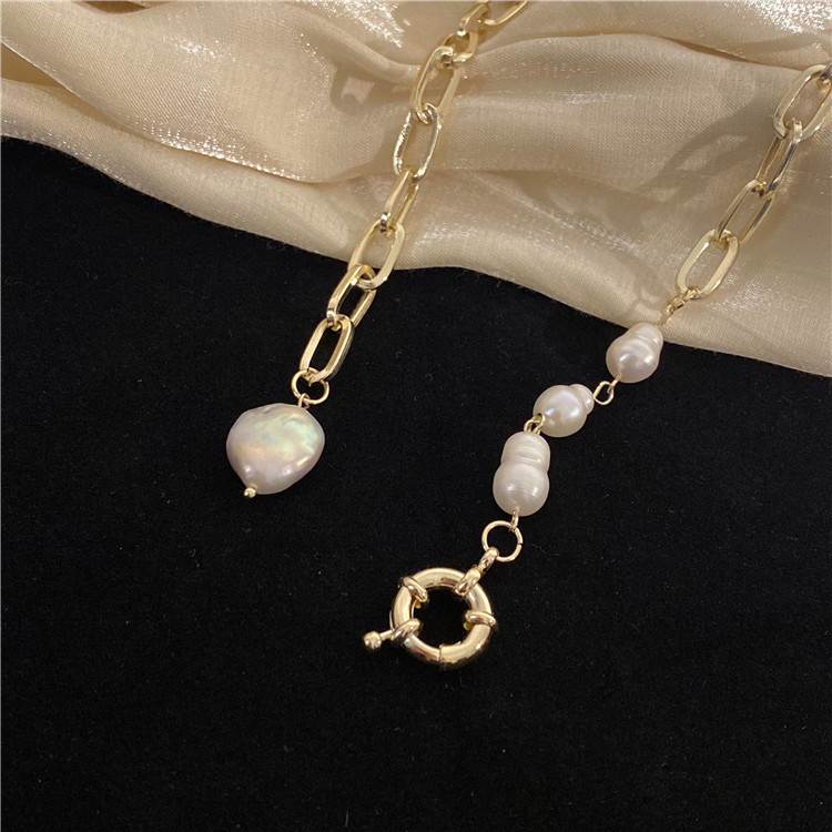 Wholesale Jewelry Retro Geometric Pearl Iron Inlaid Gold Necklace display picture 3