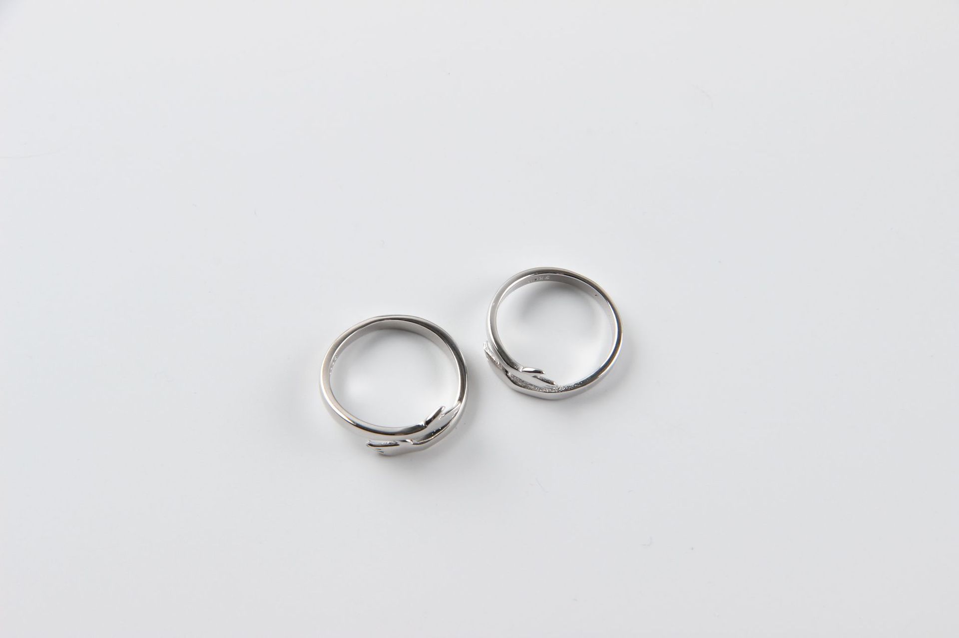 Fashion Geometric Hands Hug Couple Ring Wholesale display picture 2