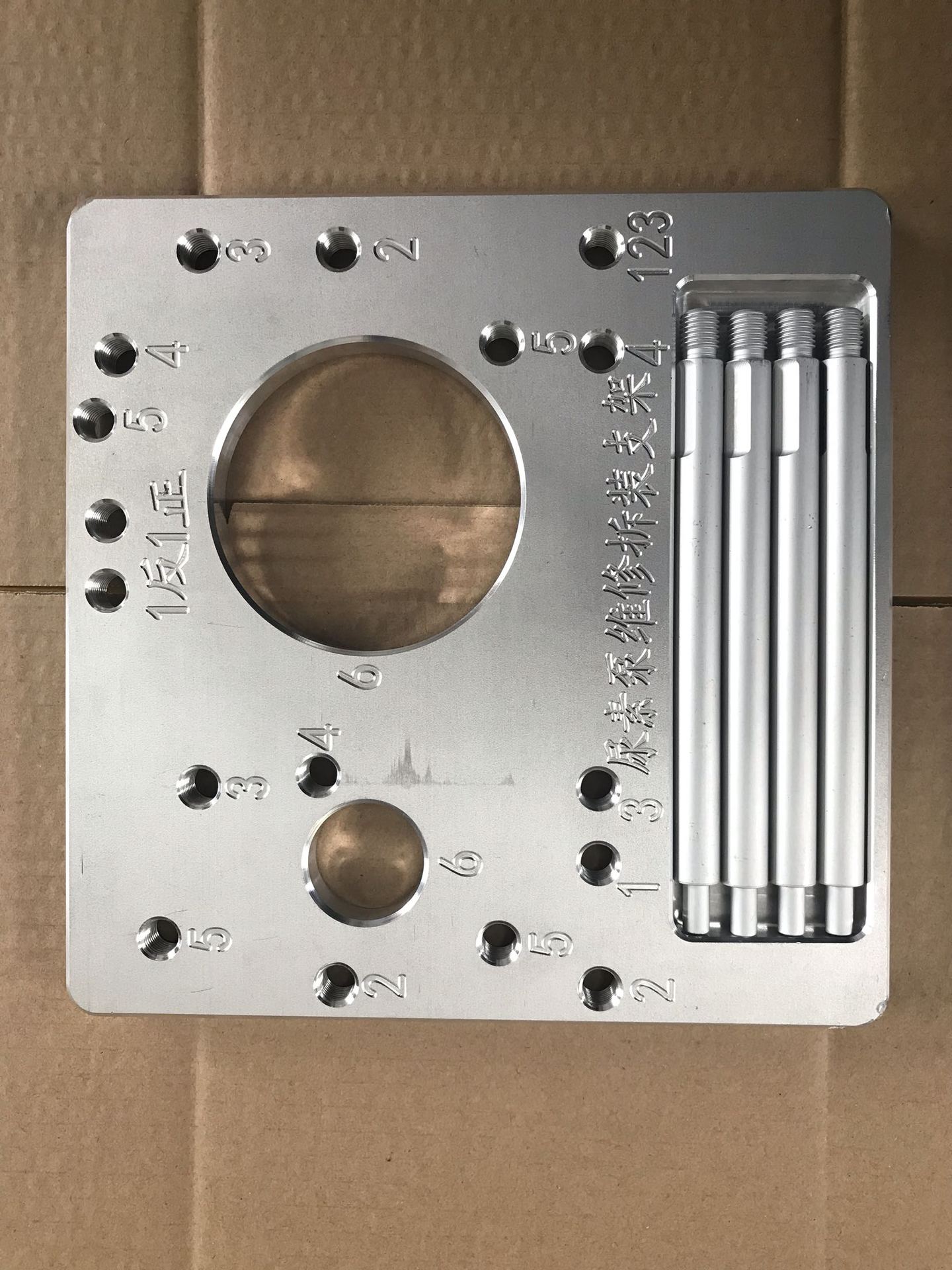 通用尿素泵拆装支架