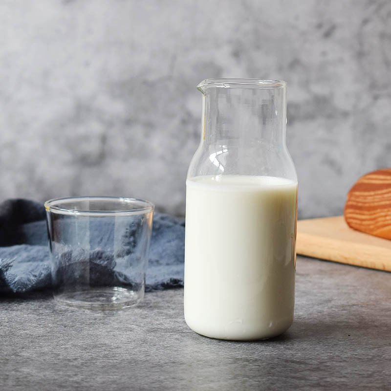 Una persona que bebe vidrio transparente traje de jugo olla leche desayuno taza una olla dos capacidad image 4