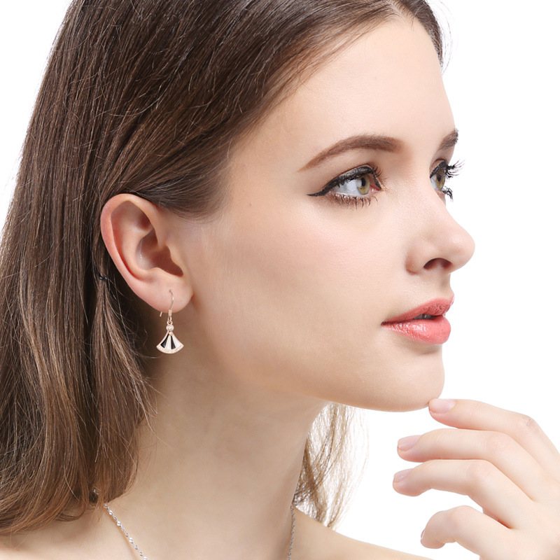 Japonés y coreano s925 pendientes de plata de la moda de las mujeres simples en forma de abanico pendientes novias regalo todo-fósforo Fuente de la joyería fábrica