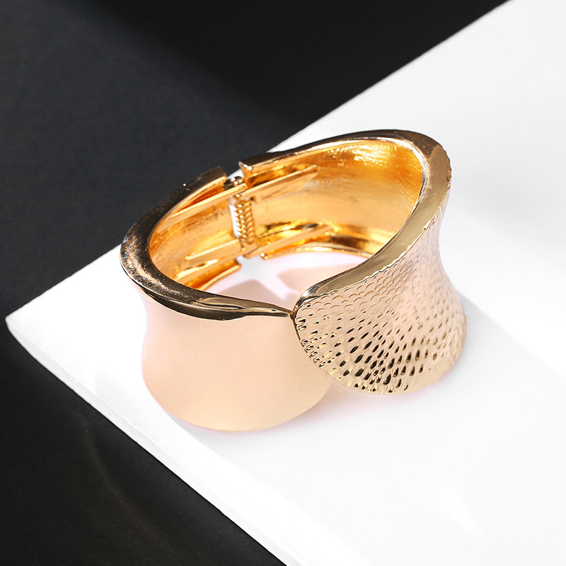 new gold-plated asymmetrical leaf shape unilateral polka dot bracelet