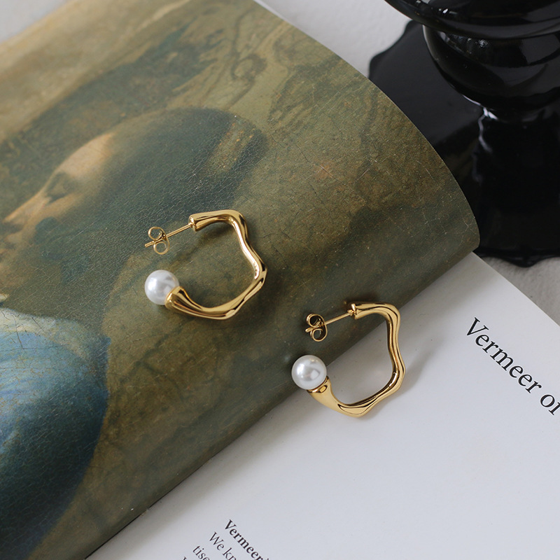 Retro Pearl Irregular C-shaped Titanium Steel Plated 18k Earrings Wholesale Nihaojewelry display picture 3