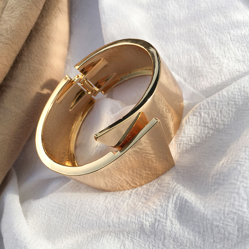 wide side spring open bracelet