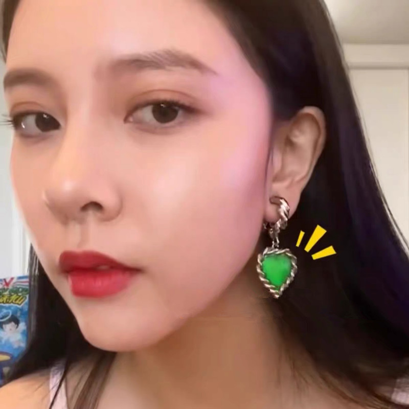 South Korea Earrings French Retro Emerald Love Gas Wild Quality Earrings Wholesale Nihaojewelry display picture 2