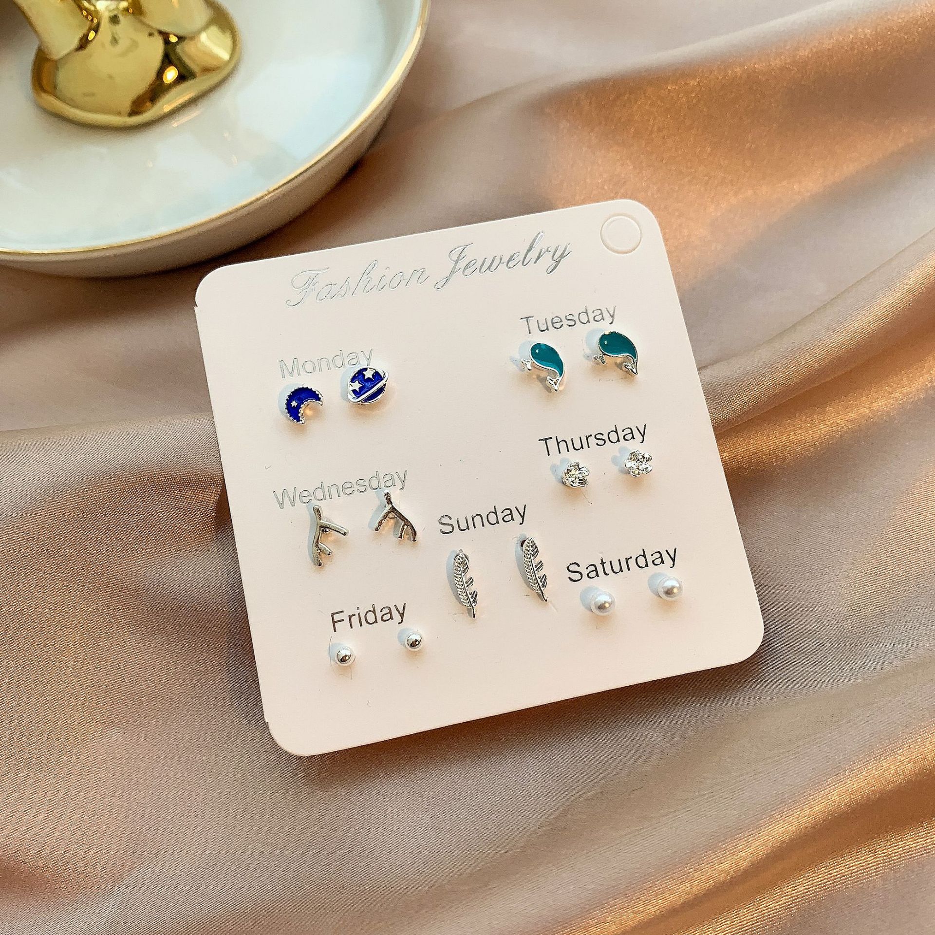 S925 Silver Needle Micro Inlaid Crystal Short Earrings Wholesale Nihaojewelry display picture 7