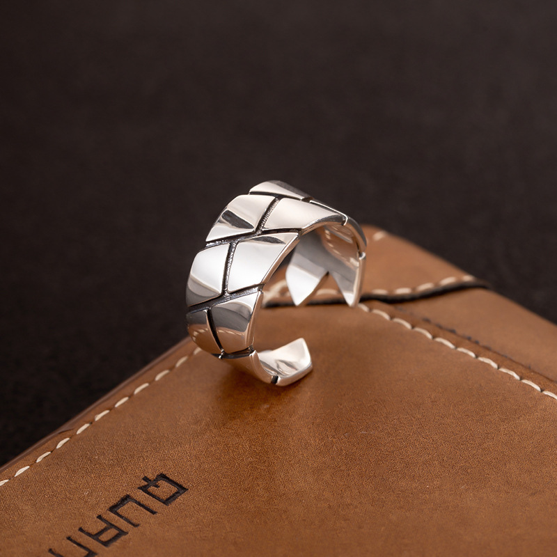 Small design fashionable ring with diamond pattern
