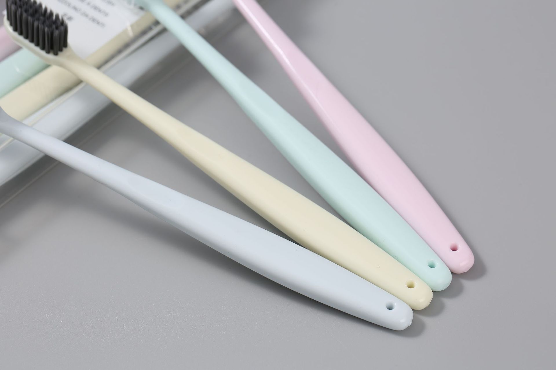 Muji derselbe Stil 4er-Pack Erwachsenen Zahnbürste im japanischen Stil, einfarbig, mit Schutzkappe, kleiner Kopf, mittelharte Borsten