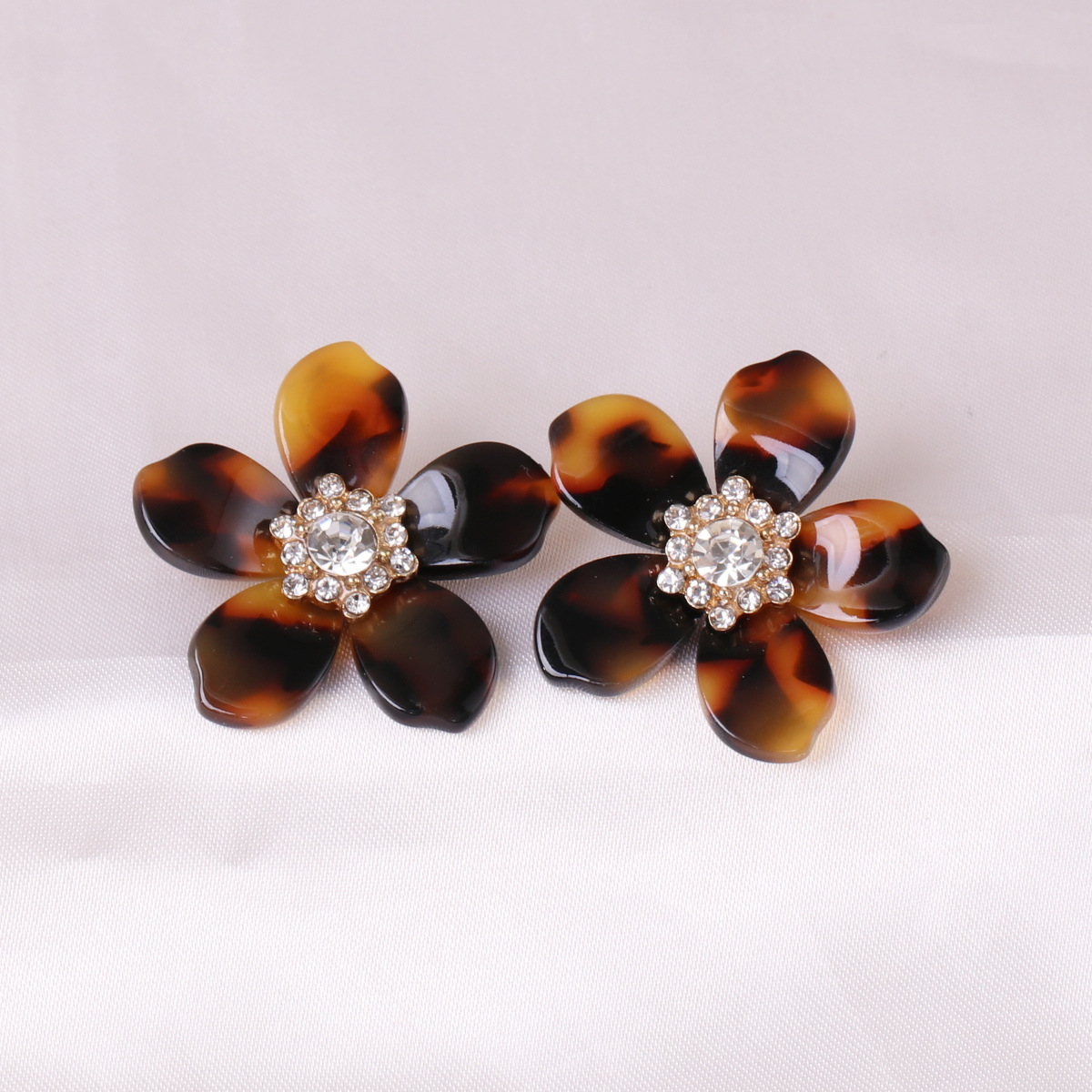 Wholesale Natural Resin Flowers Inlaid With Diamond Ball Earrings For Women display picture 5