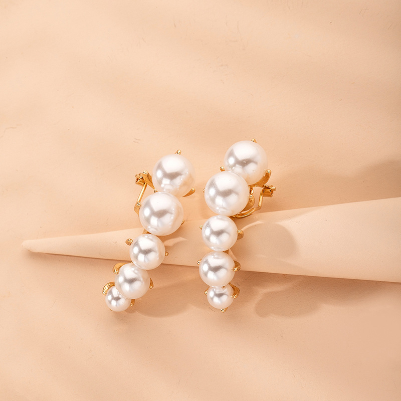 Retro Silver Needle Simple Sense Exaggerated Gradient Pearl Earrings Wholesale display picture 4