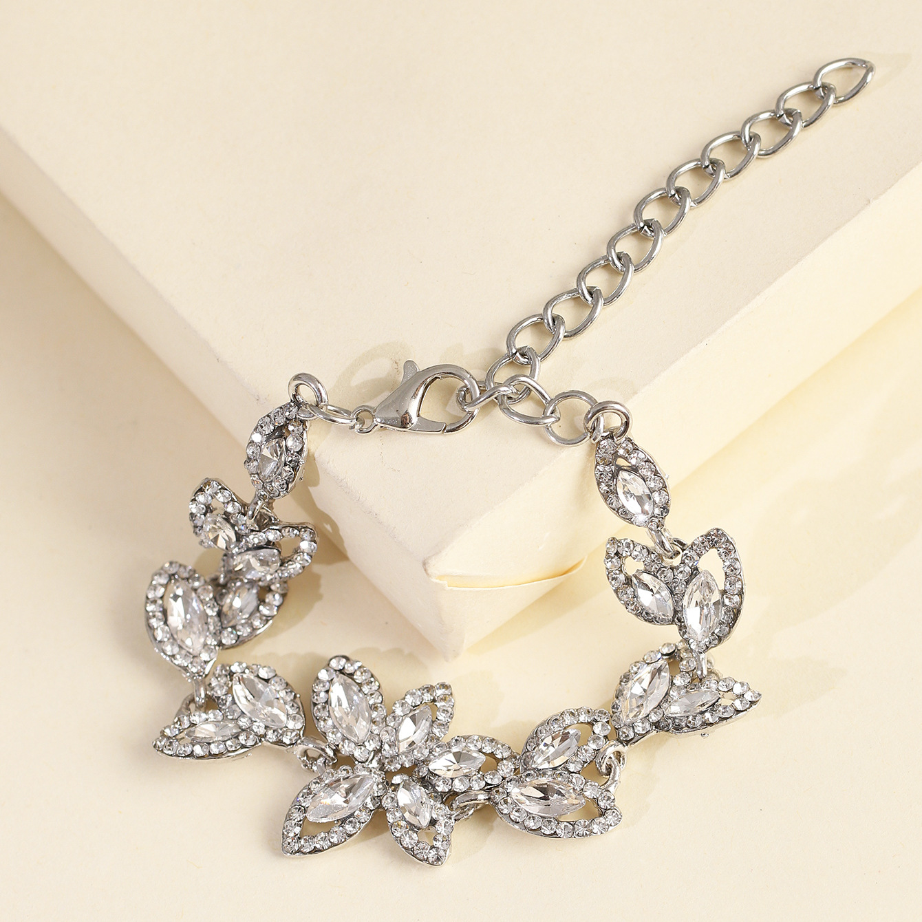 Fashion Jewelry Creative Alloy Diamond Leaf Bracelet Wholesale Nihaojewelry display picture 8