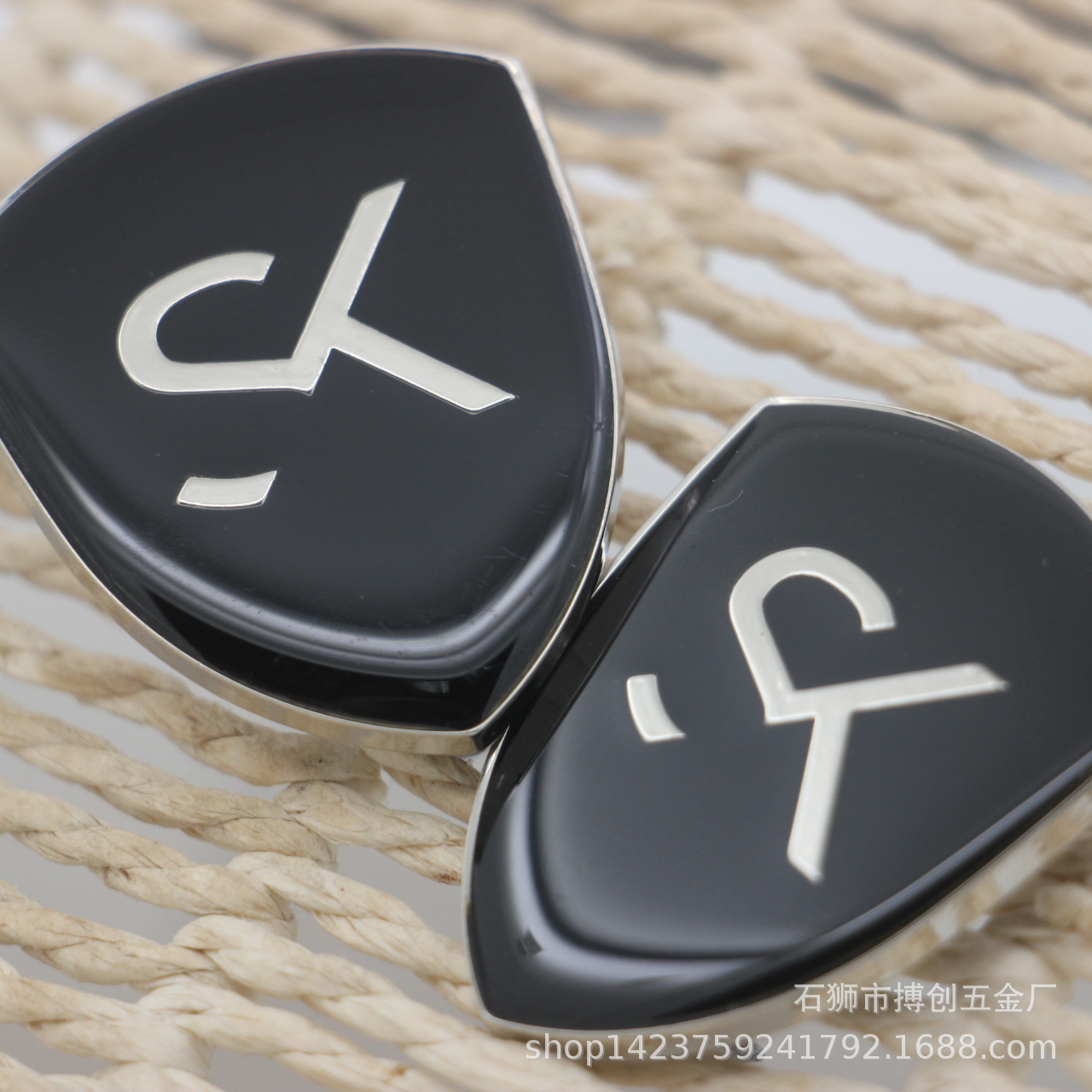 背包休闲包学生包金属标牌 logo点漆盖胶锌合金 礼盒铭牌来图定做