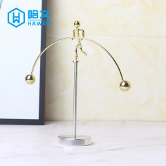 創意牛頓平衡小鐵人慣性不倒翁擺件辦公室減壓玩具鐵藝雜貨工藝品