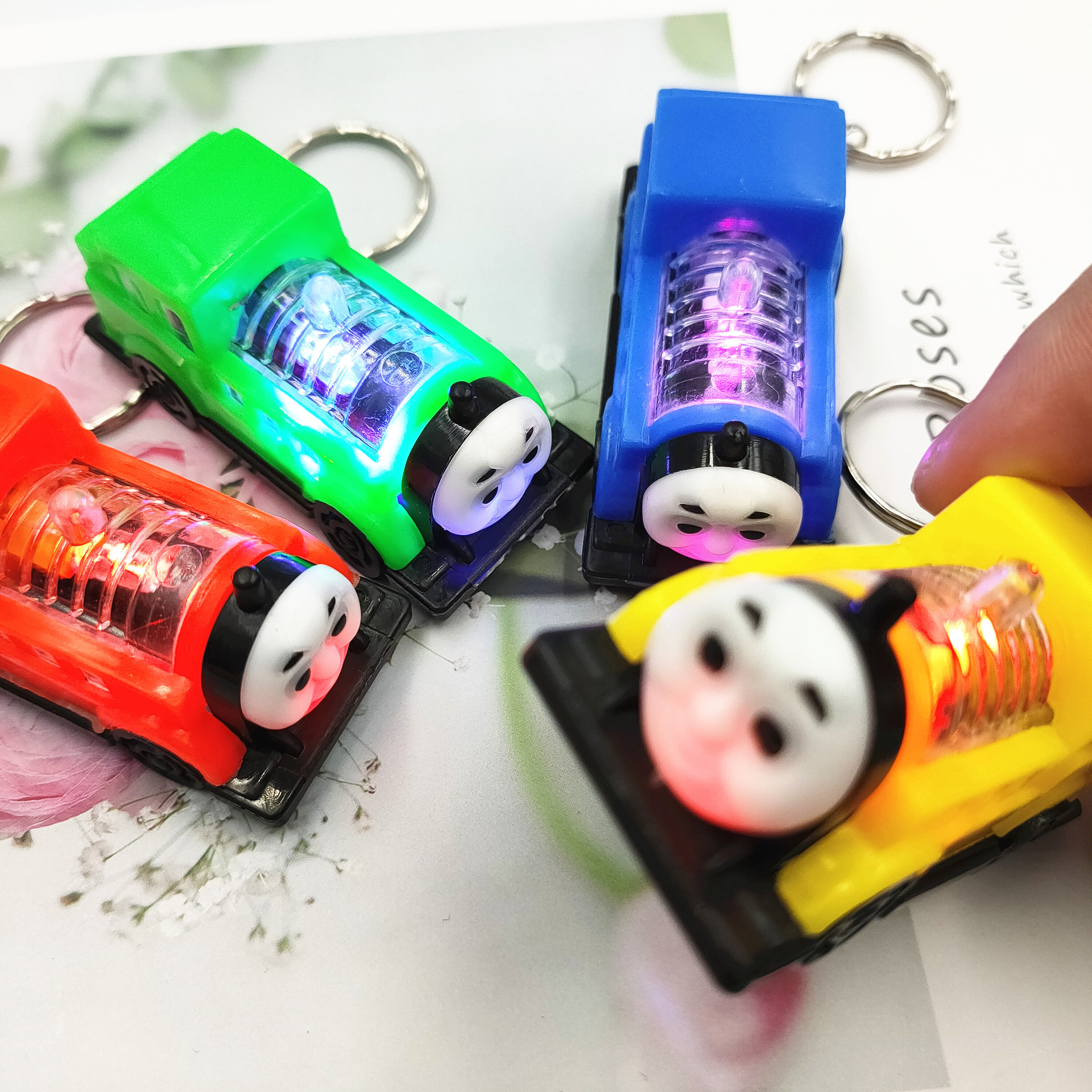 Transfronterizo luminoso de dibujos animados tren Thomas llavero bolsa colgante de los niños luminoso de juguete pequeño regalo