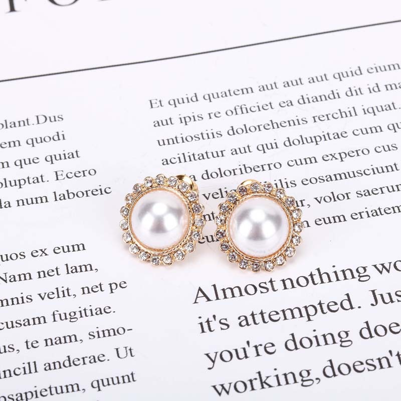 Korean Fashion New Pearl Diamonds S925 Silver Needle Alloy Earrings  Nihaojewelry display picture 4