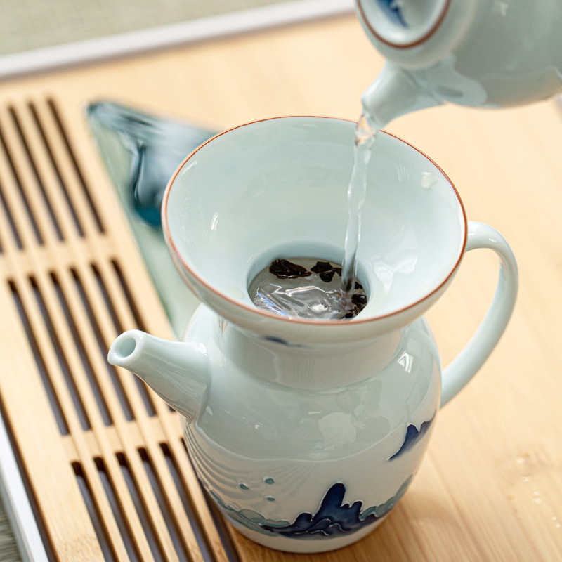 Dulce blanco en relieve pintado a mano colador de té de cerámica colador de té pintado a mano colador de té celadón colador de Té