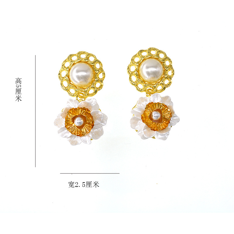 New Baroque Pearl Button Shell Flower Earrings Wholesale display picture 1