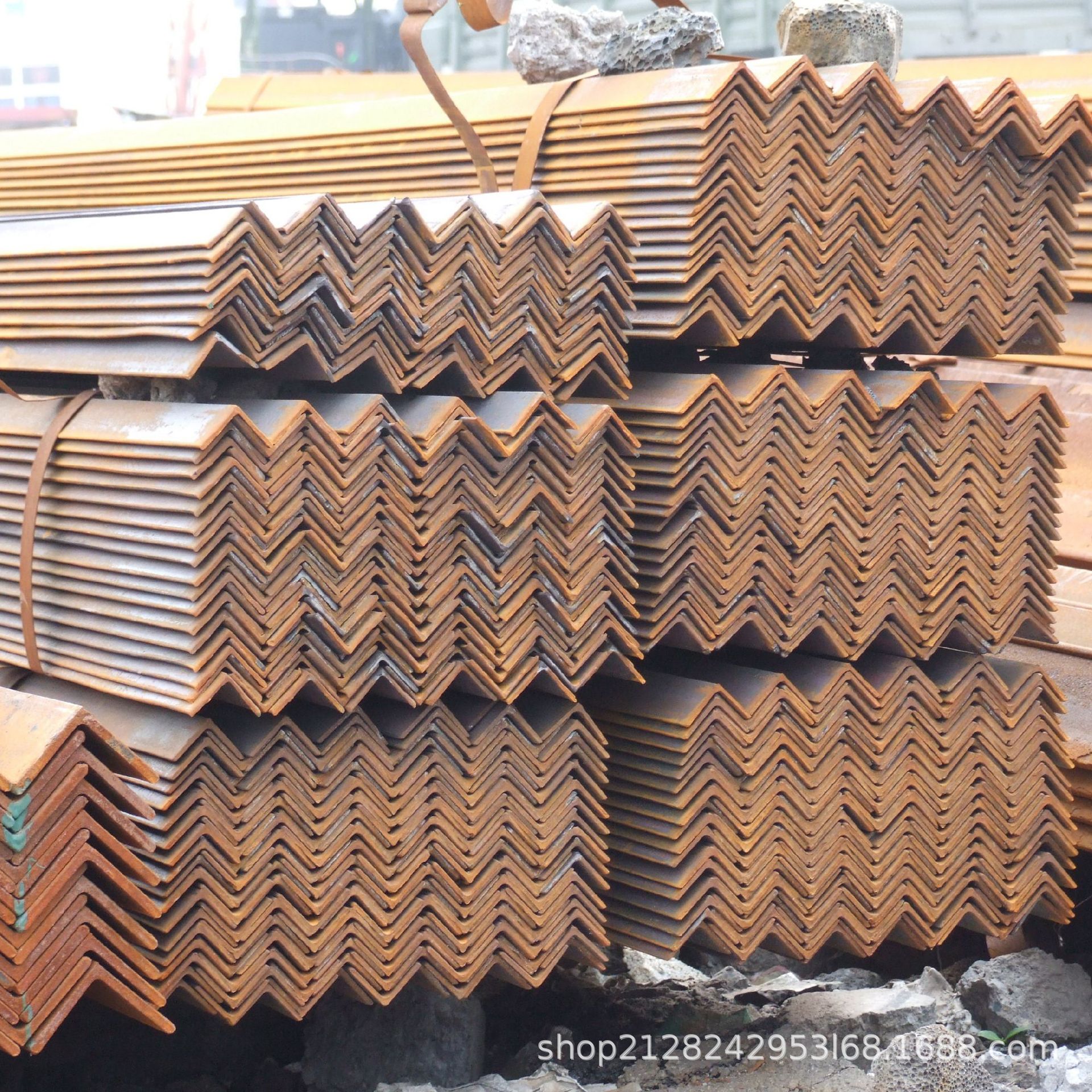 现货销售角钢等边角钢Q235热轧酸洗角钢船用角钢