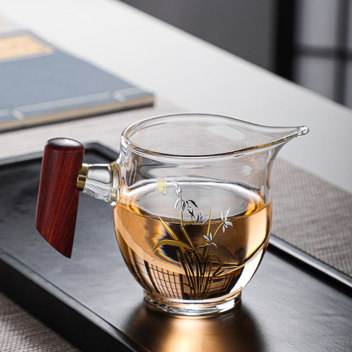 Muque male cup Japanese-style wooden handle glass fair cup Thickened heat-resistant tea divider Kungfu tea set accessories Chahai