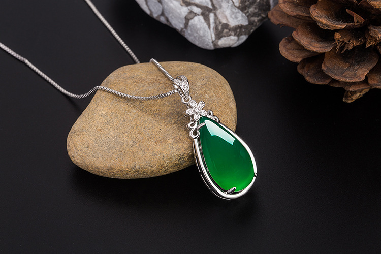Ethnic style five petals green chalcedony pendant retro flower zircon dropshaped green agate necklace jewelrypicture3