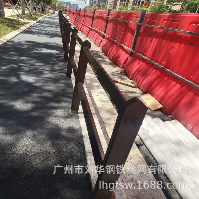 深圳新型道路护栏 交通安全防护栏杆  市政隔离栏 德式护栏