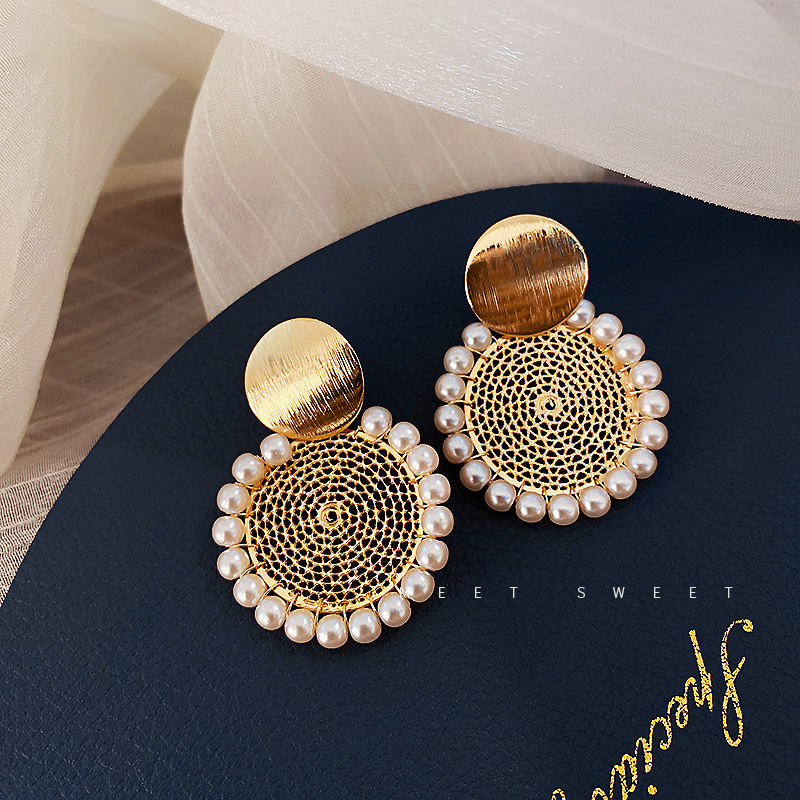 Geometric round mesh pearl earrings fema...