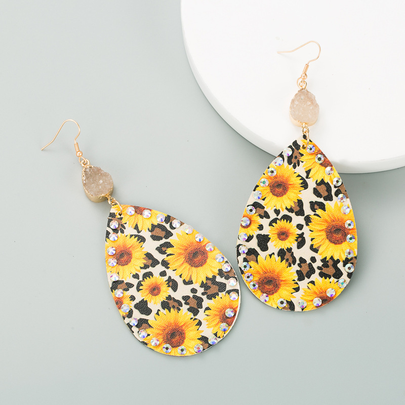 Aretes Retro De Cuero Con Margaritas Y Piedra Natural display picture 3