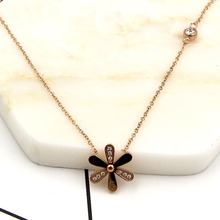 X1-207-2气质微镶钻小雏菊玫瑰金韩版彩金钛钢小菊花锁骨短项链女