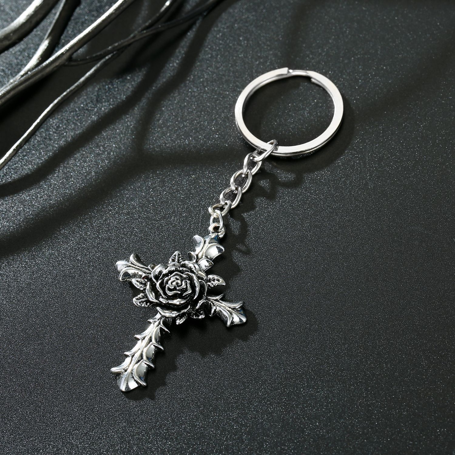 Croix-frontière Nouvelle Arrivée Punk Métal Porte-clés Vintage Crâne Croix Porte-clés Personnalité Tête De Vache Serpent Pendentif Pour Hommes display picture 11