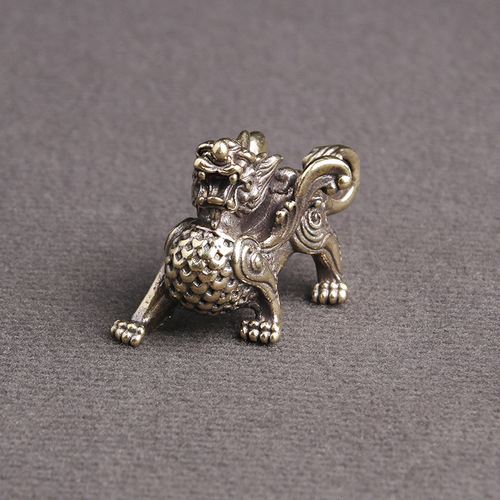 Brass aged Feitian Qilin car keychain pendant to attract wealth and auspicious beast creative pendant stall small copperware wholesale