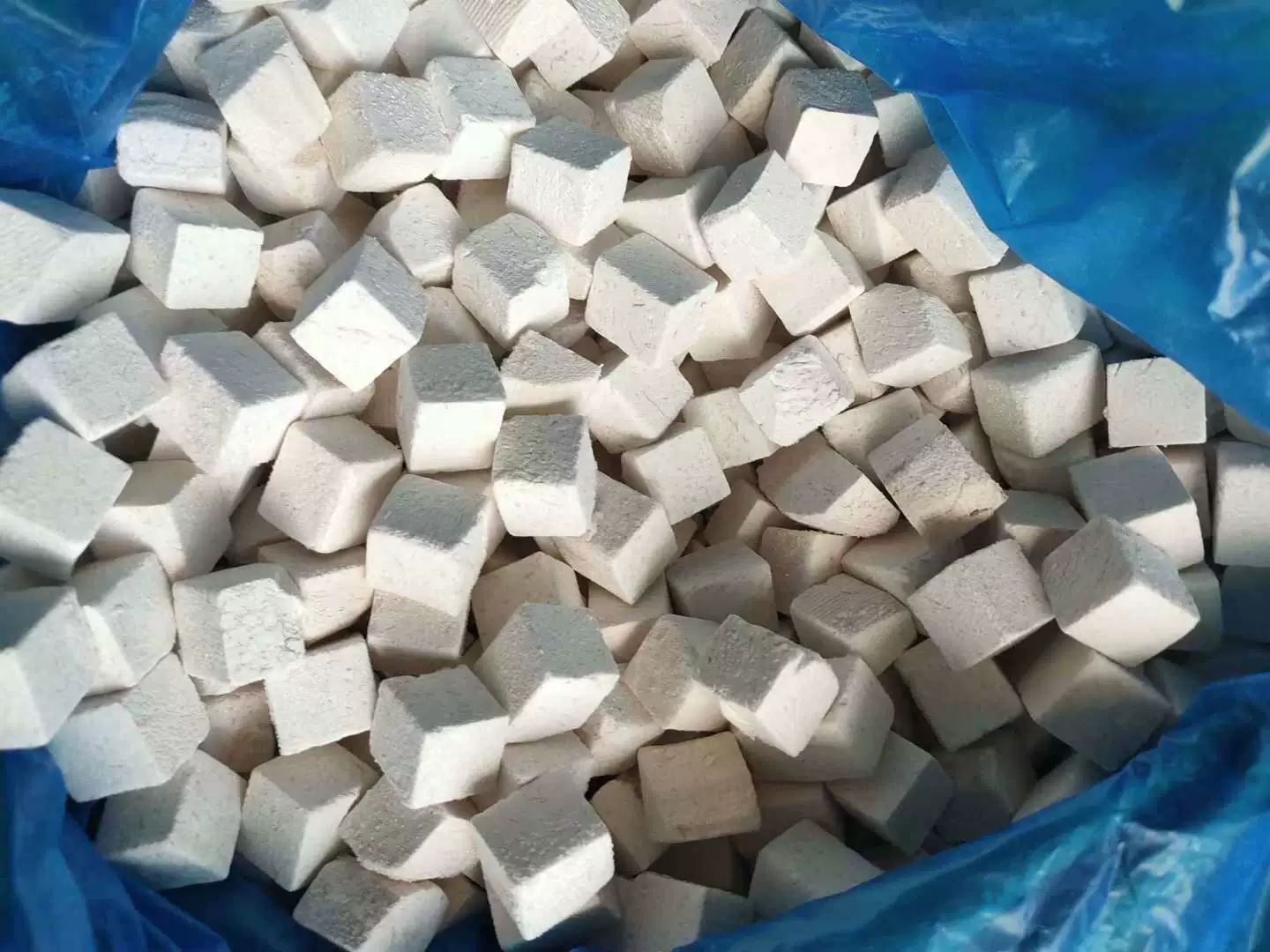 Замороженный таро для ресторанов, замороженный кубиками таро, быстрозамороженный таро 2*2 может быть экспортирован и продан на внутреннем рынке.