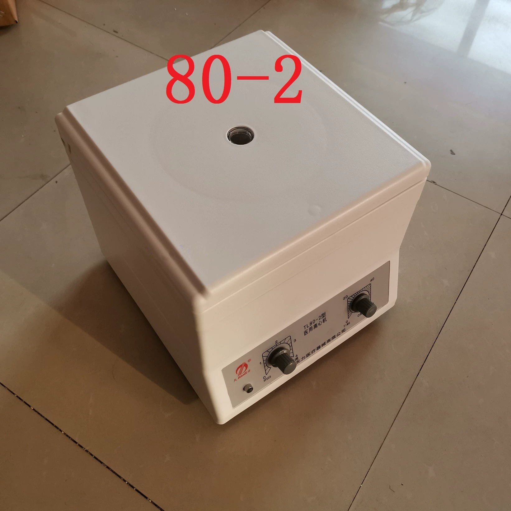 Подлинная медицинская центрифуга 6 отверстий 12 отверстий 4000 об/мин низкоскоростная лабораторная центрифуга