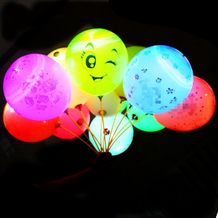 Las pequeñas actividades de microempresas empujan el código de escaneo para enviar regalos debajo de la línea roja en línea, regalos prácticos, pequeños drenadores, artefactos creativos