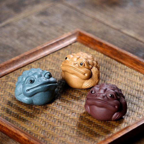 Manufacturer wholesale Yixing purple sand three-legged golden toad handmade tea pet toad tea ceremony ornaments can be kept and played with