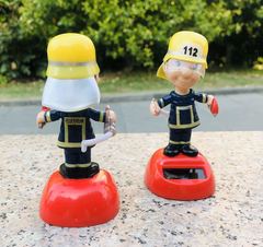 創意消防員汽車公仔批發卡通車載太陽能擺飾定製兒童擺件禮品
